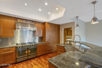 5608 Roundtree Pl in Westlake Village, CA - Building Photo - Building Photo