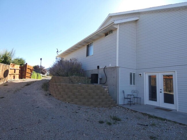 320 E 2100 N Cir in Cedar City, UT - Building Photo - Building Photo