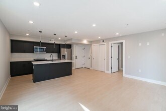 6604 Ridge Ave, Unit 401 in Philadelphia, PA - Foto de edificio - Building Photo