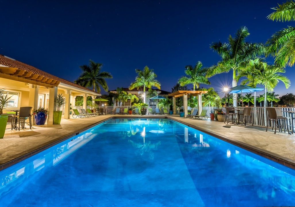 Toledo Club Apartments in North Port, FL - Foto de edificio