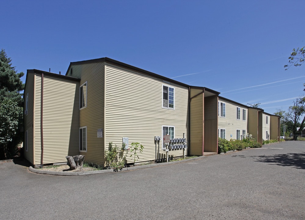 Willamette Crest Apartments in Oregon City, OR - Building Photo