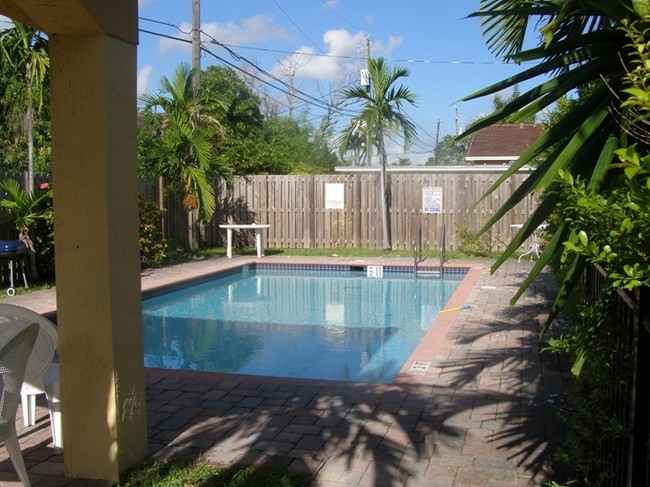 Bernford Townhouse Community Apartments in Hallandale Beach, FL - Foto de edificio - Other