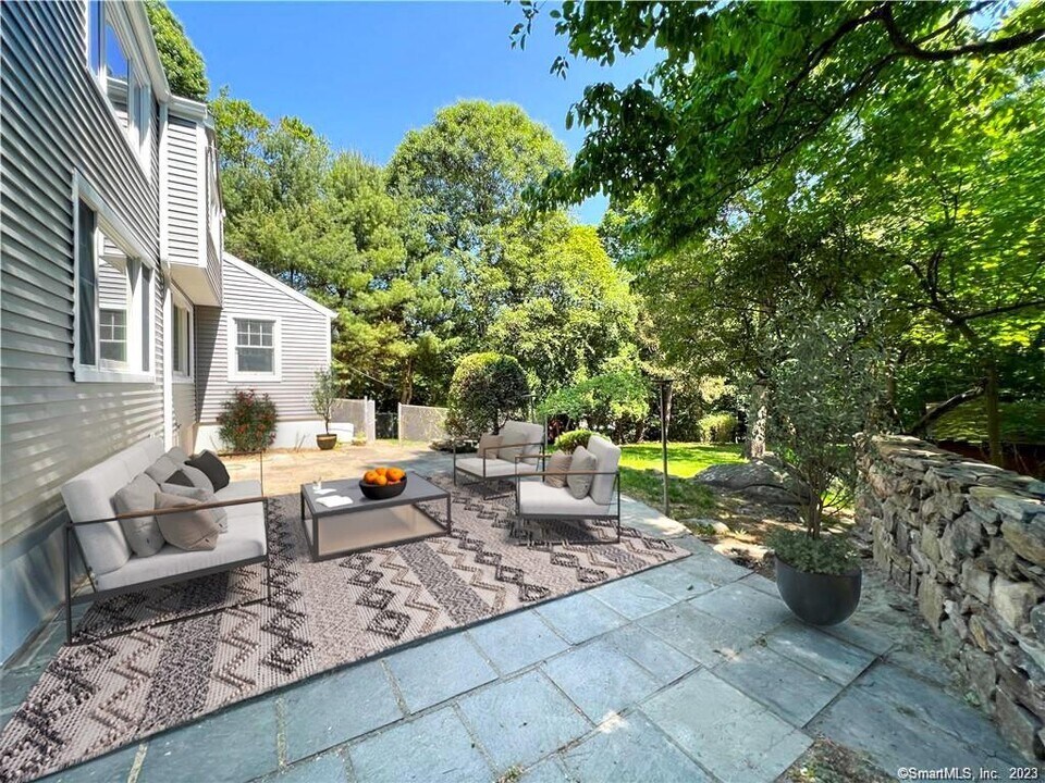 23 Apple Tree Ln in Stamford, CT - Building Photo