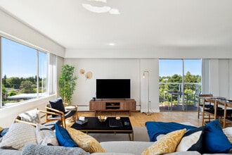 Shannon Tower in Vancouver, BC - Building Photo - Building Photo