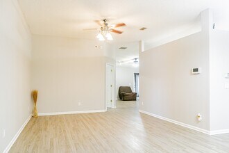 8716 Springtree Road in Jacksonville, FL - Foto de edificio - Building Photo