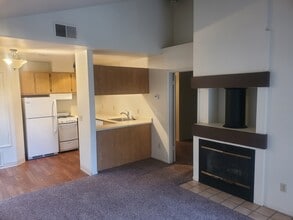 CEDAR CREEK VILLAGE APARTMENTS in Modesto, CA - Foto de edificio - Building Photo