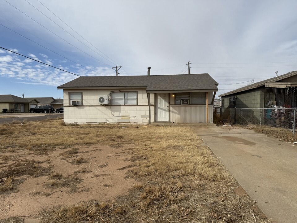 824 Vanda Ave in Lubbock, TX - Building Photo