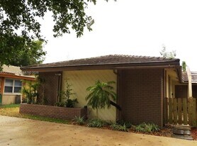 3700 Riverside Dr in Coral Springs, FL - Building Photo