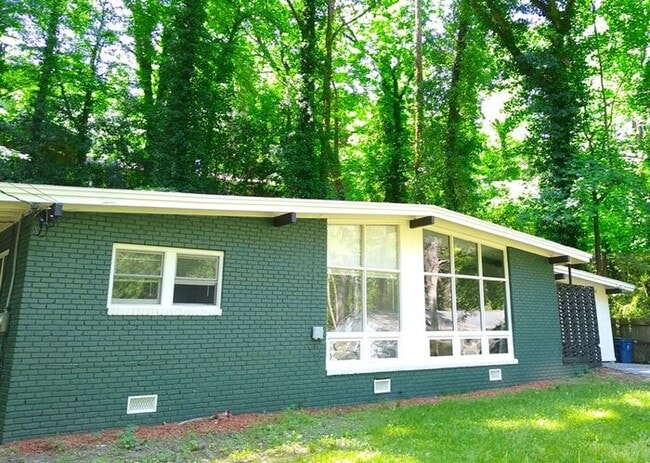 3204 Cloverhurst Dr in East Point, GA - Building Photo - Building Photo
