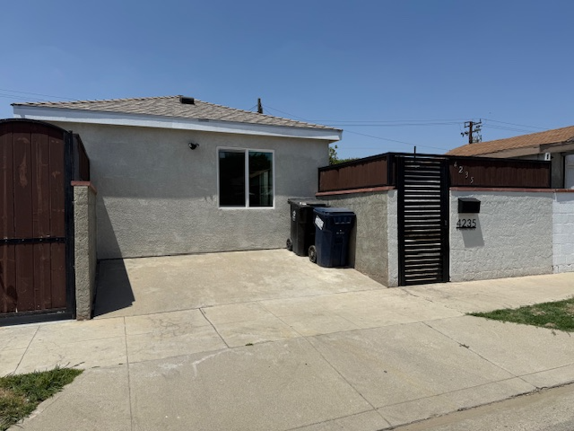 4235 E Addington St in Compton, CA - Foto de edificio