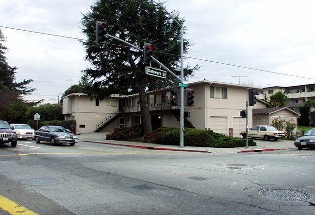 525 E Poplar Ave in San Mateo, CA - Foto de edificio - Building Photo