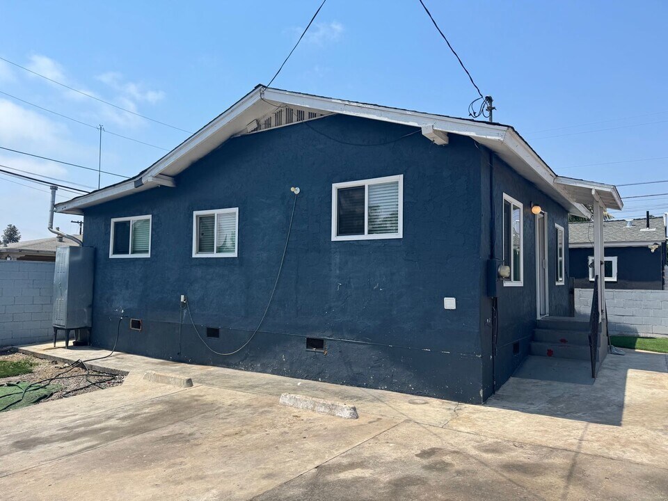 2544 Violet St in San Diego, CA - Building Photo