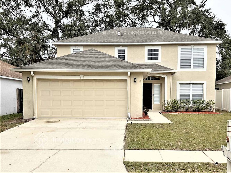 1104 Soaring Osprey Way in Valrico, FL - Building Photo