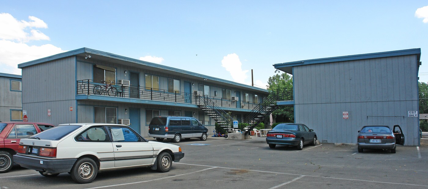 Ravenwood Apartments in Sparks, NV - Building Photo