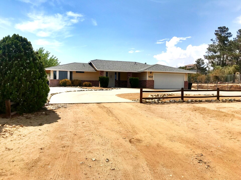 16874 Lambert Ln in Victorville, CA - Foto de edificio