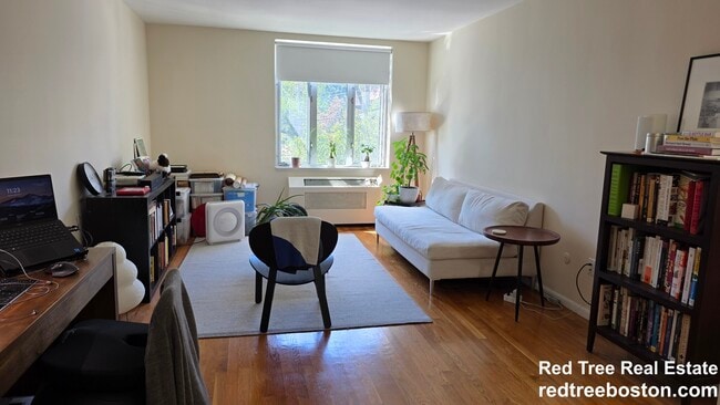 25 Vernon St, Unit 206 in Brookline, MA - Foto de edificio - Building Photo