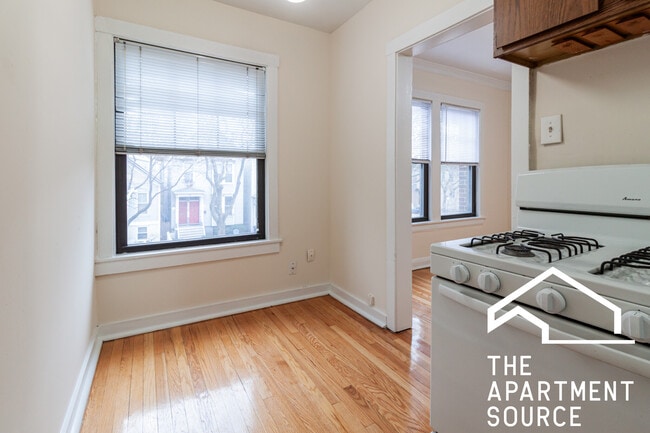 3002 N Racine Ave, Unit 2 in Chicago, IL - Building Photo - Building Photo