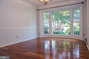 6015 Burnside Landing Dr in Burke, VA - Building Photo