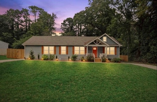 1698 Beechwood Blvd SW in Atlanta, GA - Building Photo