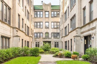 641 W Roscoe St in Chicago, IL - Building Photo