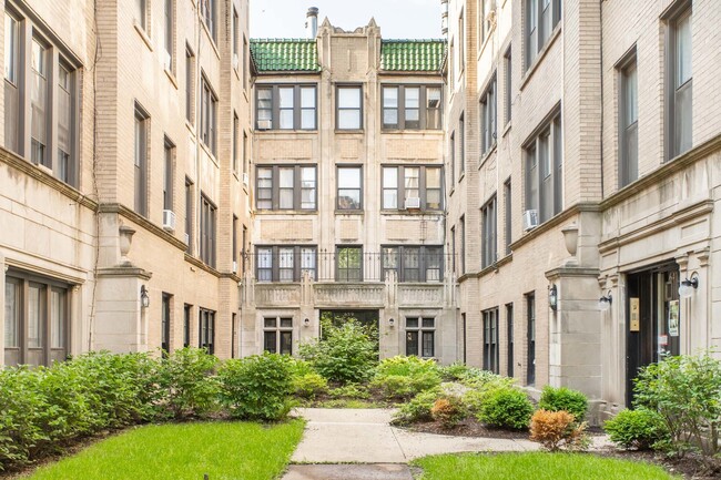 property at 641 W Roscoe St