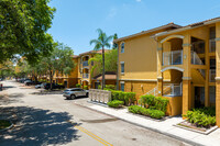 La Via Condominiums in Pembroke Pines, FL - Foto de edificio - Building Photo