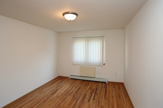 Imperial Apartments in Milwaukee, WI - Building Photo - Interior Photo