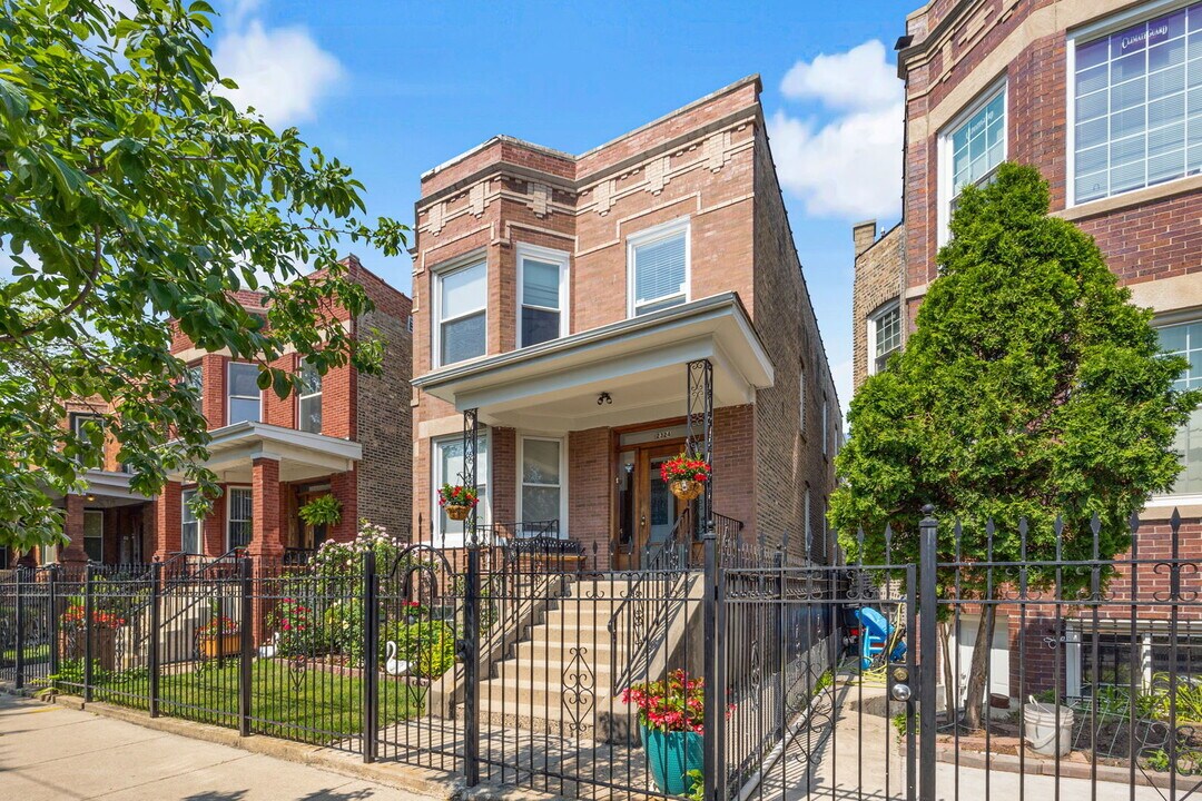 2324 N Harding Ave in Chicago, IL - Building Photo