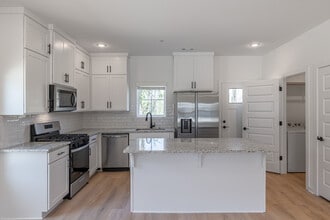 Garland Luxury Living in Fayetteville, AR - Foto de edificio - Interior Photo