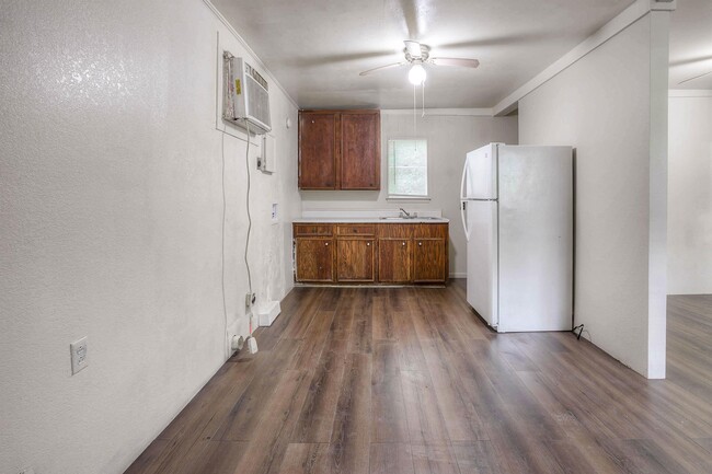 712 Cline St, Unit D in Huntsville, TX - Building Photo - Building Photo