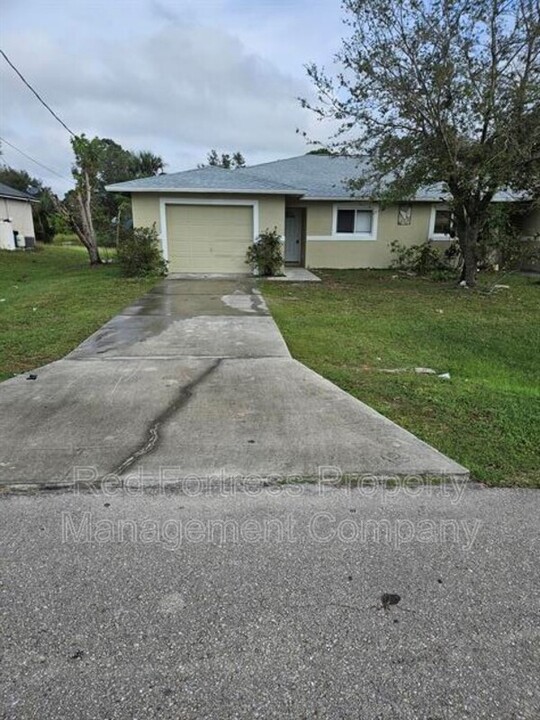 4746 15th St SW in Lehigh Acres, FL - Building Photo