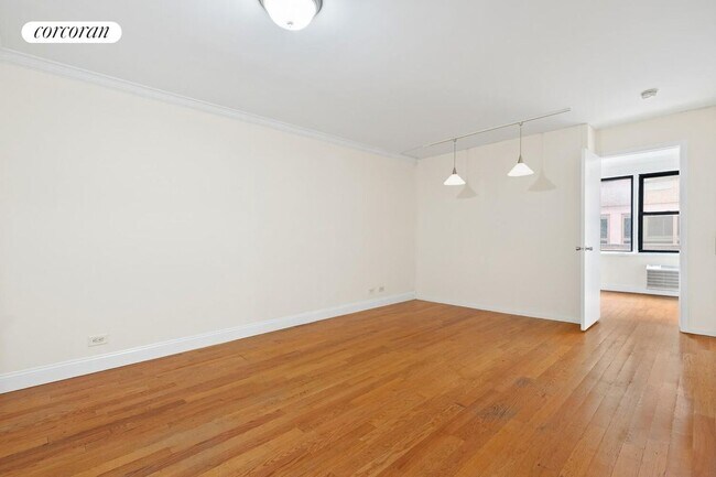 333 E 34th St in New York, NY - Building Photo - Building Photo