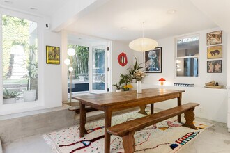 241 Windward Ave in Venice, CA - Foto de edificio - Building Photo