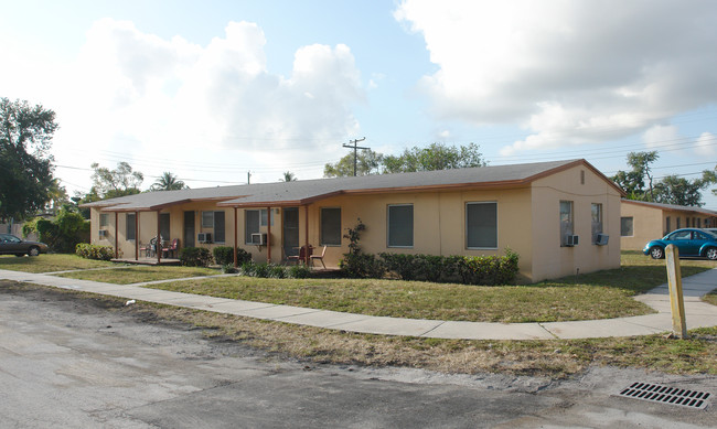 820 NW 12th Ter in Fort Lauderdale, FL - Building Photo - Building Photo