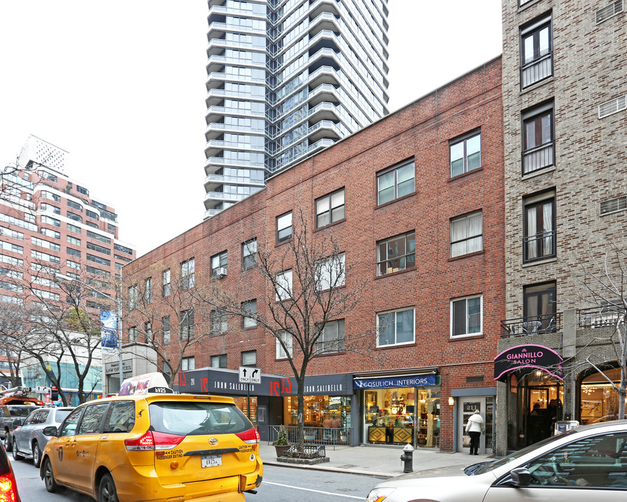 211-215 E 60th St in New York, NY - Building Photo