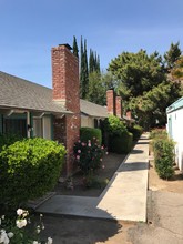 6091 Poplar Ave in Fresno, CA - Building Photo - Building Photo