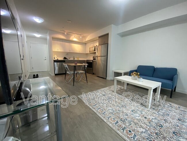 695-695 Academy Way in Kelowna, BC - Building Photo - Building Photo