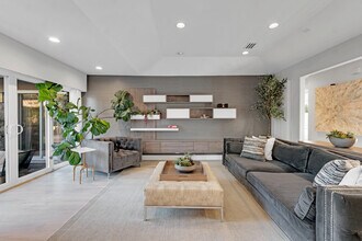 4716 Tyrone Ave in Sherman Oaks, CA - Foto de edificio - Building Photo