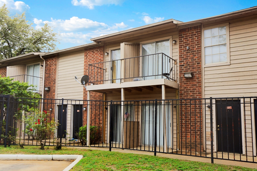 The Crossings at Ashton Place Apartments in Houston, TX - Building Photo