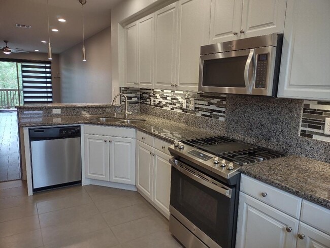 982 Sweetbriar Ln, Unit #B in Azusa, CA - Building Photo - Building Photo