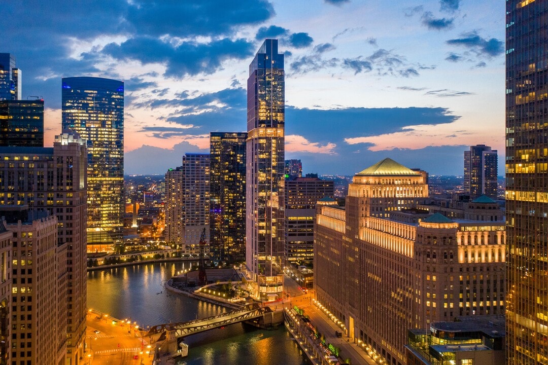 Wolf Point East in Chicago, IL - Building Photo