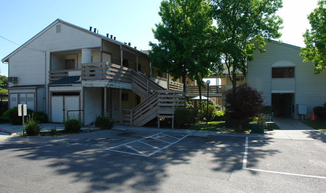 Le Beaulieu Apartments in Cupertino, CA - Foto de edificio - Building Photo