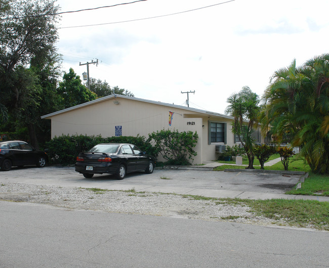 19121 NE 25th Ave in Miami, FL - Foto de edificio - Building Photo