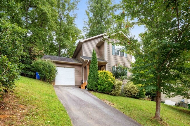 property at 26 Oakcrest Pl