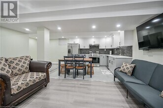 31 Joseph Ct in Hamilton, ON - Building Photo - Building Photo