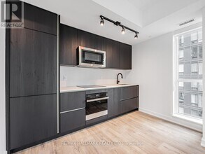 327 King St W in Toronto, ON - Building Photo - Building Photo