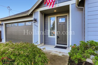 1522 NE Sunrise Ln in Hillsboro, OR - Building Photo - Building Photo
