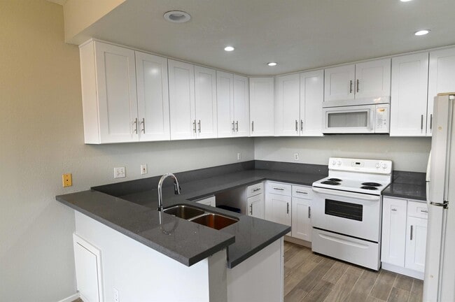 146 Gallery Wy in Tustin, CA - Building Photo - Building Photo