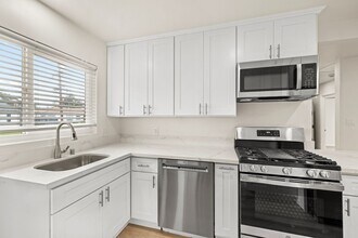 5162-5166 Ewing St in San Diego, CA - Building Photo - Building Photo