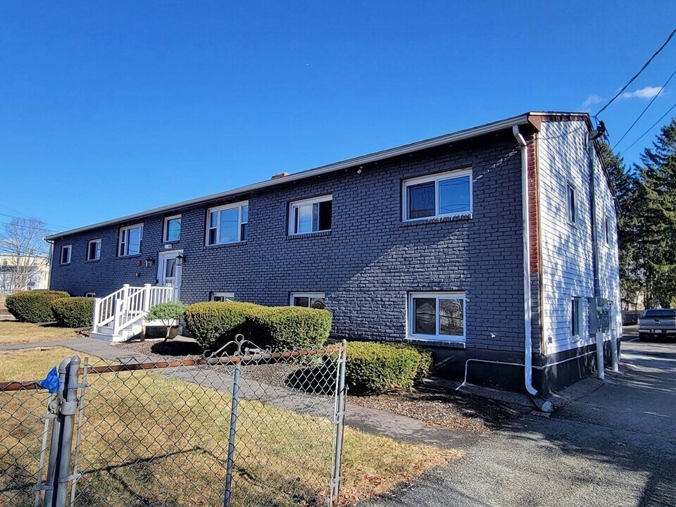 12 Green St-Unit -2 in Stoughton, MA - Foto de edificio